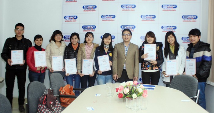 Ông Phan Hồng Sơn cùng các thí sinh đoạt giải cuộc thi "Vị ngon bốn phương" tại tòa soạn báo điện tử Giáo dục Việt Nam